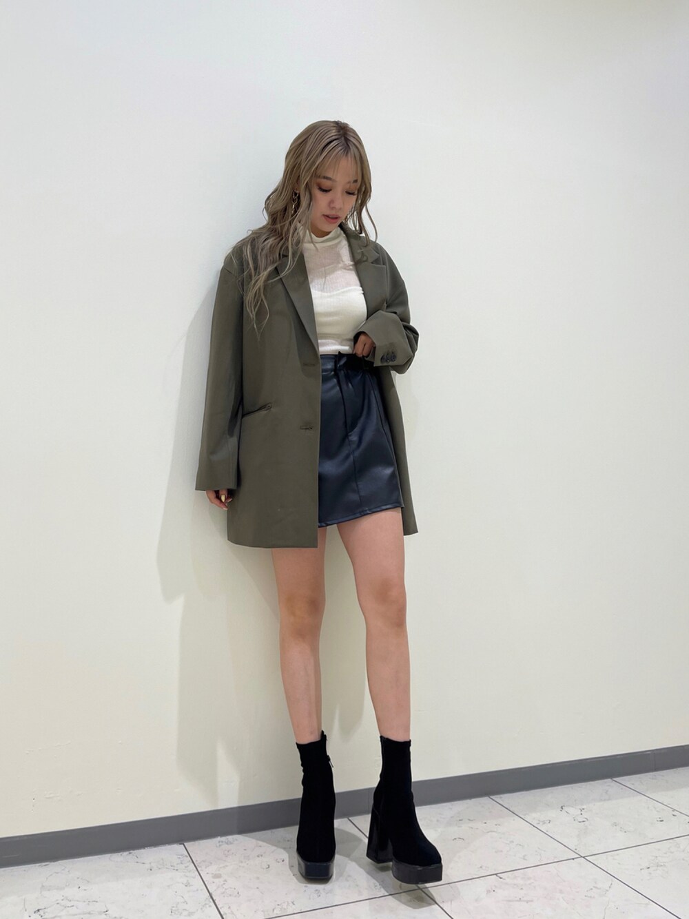 「大人カジュアル、ジャケットスタイル、ミニスカート、レザースカート、秋トレンド2021、厚底ブーツ、初秋コーデ、オトナ女子、EVRIS、シアートップス」｜「EVRISのシアータートルトップス（Tシャツ/カットソー、ホワイト系）」を使った、Rionaさん（レディース・159cm）の夏コーディネートの1枚目の写真