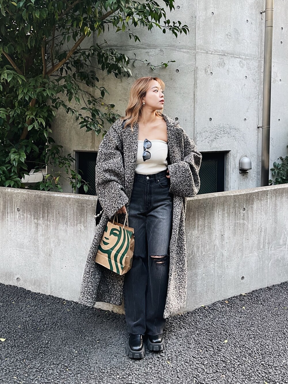 「ロングコート、コート、デニム、ダメージデニムパンツ、ブラックコーデ、ブラックデニム、モノトーン、ワントーンコーデ、EVRIS 、サングラス、厚底シューズ、ブーツ、韓国ファッション、きれいめカジュアル、大人女子」｜「EVRISのダメージワイドデニムパンツ（デニムパンツ、ブラック系）」を使った、Rionaさん（レディース・159cm）の冬コーディネートの1枚目の写真