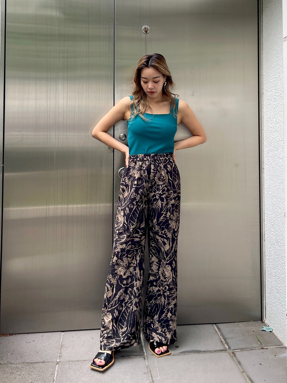 「ごきげんウィーク、休日スタイル、春夏コーデ、カジュアルコーデ、ゆるコーデ、オトナ女子、大人カジュアル、キレイめ、春コーデ、モノトーン、プチプラ、EVRIS、柄パンツ、夏コーデ、タンクトップ」｜「EVRISのスクエアネックリブタンク（タンクトップ、ブルー系）」を使った、Rionaさん（レディース・159cm）の春コーディネートの1枚目の写真