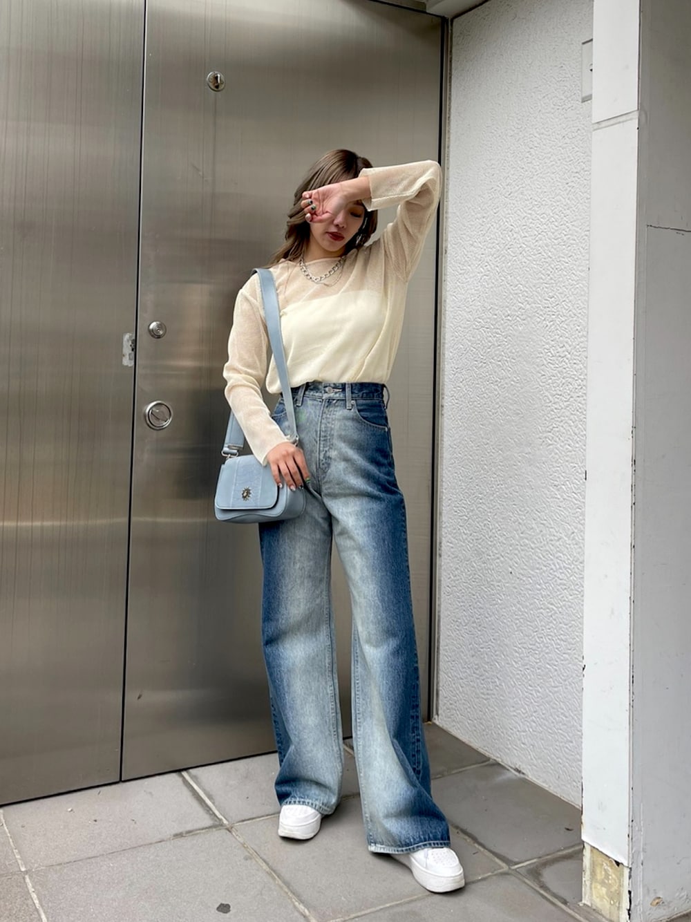 「春服みてみて、休日コーデ、オトナカジュアル、シンプル、春、カジュアルコーデ、デニムコーデ、骨格ウェーブ、スニーカーコーデ、デニム、EVRIS、ブリーチデニム、メッシュ、透け感、韓国ファッション」｜「EVRISのバイカラーブリーチワイドパンツ（デニムパンツ、ブルー系）」を使った、Rionaさん（レディース・159cm）の春コーディネートの1枚目の写真