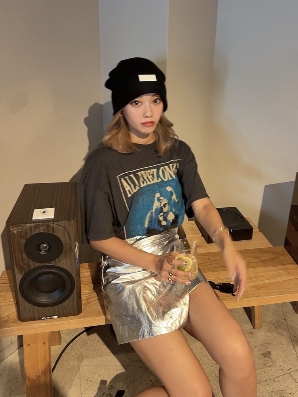 「EVRIS 、atmospink、ビーニー、ニット帽、古着MIX、古着コーデ、ロックT、シルバー、メタリック、ミニスカート、カラー×コーデ、韓国ファッション、トレンド、秋先取りコーデ、秋コーデ」｜「EVRISのバックルデザインラップミニスカート（スカート、シルバー系）」を使った、Rionaさん（レディース・159cm）の秋コーディネートの1枚目の写真