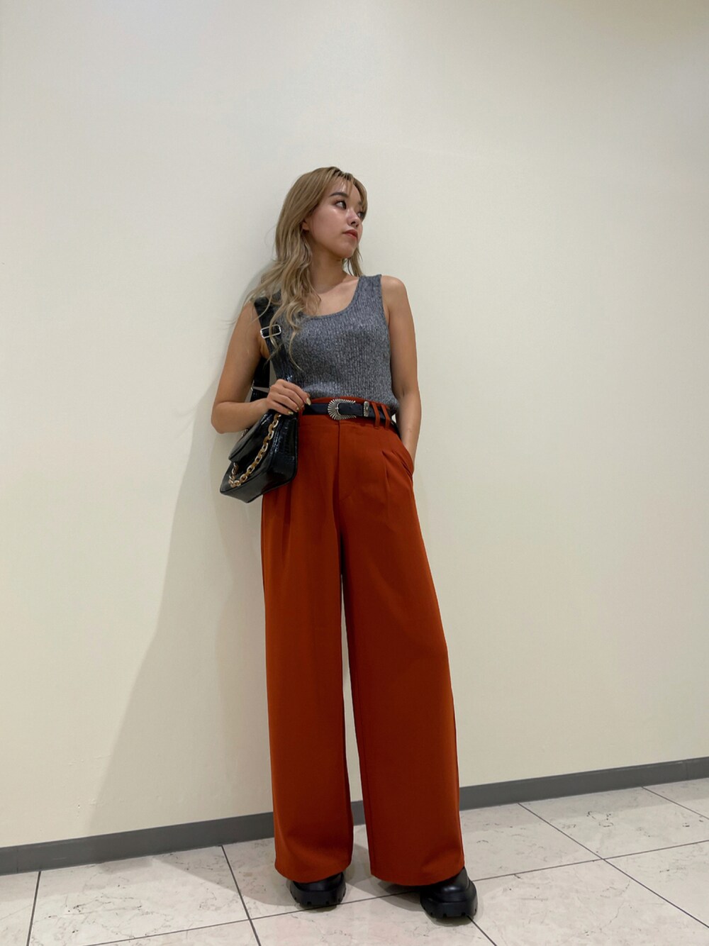 「ノースリーブ、カラーパンツ、赤、red、ワイドパンツ、ラクチンコーデ、グレー、EVRIS、個性派、秋服準備はじめました」｜「EVRISのメランジニットタンク（ニット/セーター、ブラック系）」を使った、Rionaさん（レディース・159cm）の夏コーディネートの1枚目の写真