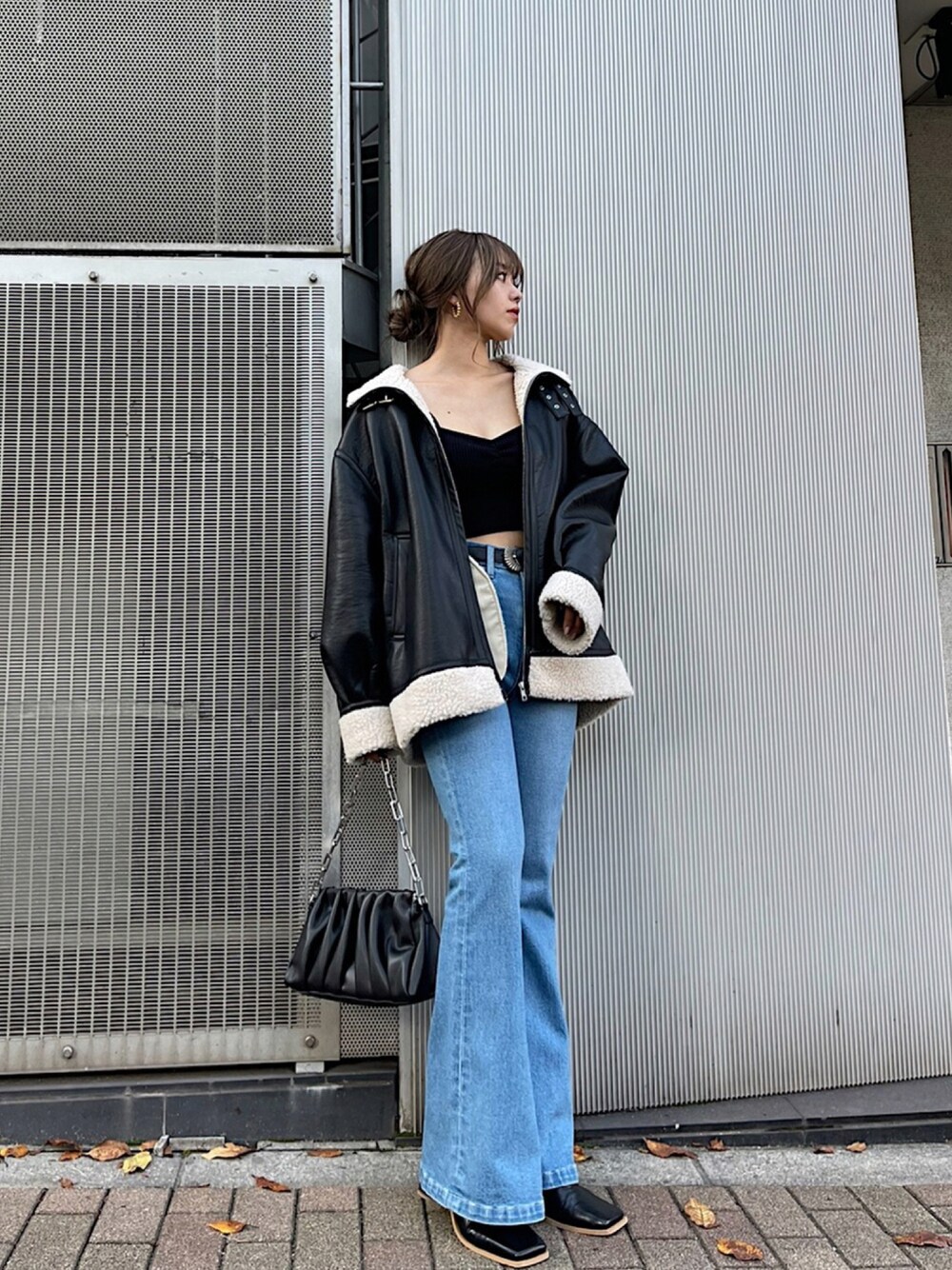 「秋のコーデ、シンプルコーデ、おしゃれさんと繋がりたい、オーバーサイズ、ショートブーツ、秋トレンド2021、ボアブルゾン、B3、EVRIS、韓国ファッション」｜「EVRISのオーバーサイズボアブルゾン（ブルゾン、ブラック系）」を使った、Rionaさん（レディース・159cm）の秋コーディネートの1枚目の写真