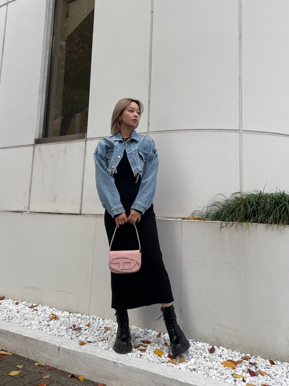 「Diesel、ロングワンピース、ニットワンピース、タイトスカート、ほめられ本命コーデ、ショートブーツ、デートスタイル（WOMEN）、デニムジャケット、EVRIS 、はるコーデ、春コーデ、お出かけコーデ、ゆるコーデ、ootd、ワンピースコーデ」｜「EVRISのダメージデニムショートジャケット【セットアップ着用可能】（デニムジャケット、ブルー系）」を使った、Rionaさん（レディース・159cm）の冬コーディネートの1枚目の写真