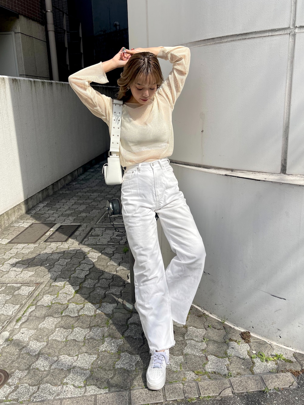 「オールホワイト、ホワイトコーデ、メッシュトップス、メッシュ、春服みてみて、オトナカジュアル、シンプル、デニム、カジュアルコーデ、レイヤード、カルバンクライン、透かし編みニット、AIR FORCE 1、ナイキ、EVRIS」｜「EVRISのアイテム（トップス、ホワイト系）」を使った、Rionaさん（レディース・159cm）の春コーディネートの1枚目の写真