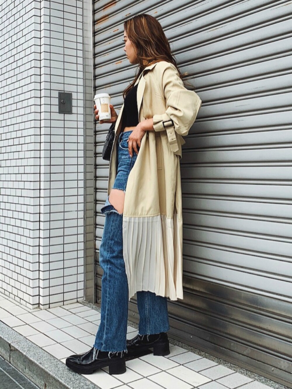 「EVRIS、デニムコーデ、デニム、春コーデ、トレンチコート、春アウター、プリーツ」｜「EVRISのバックレースアップトレンチコート（トレンチコート、ベージュ系）」を使った、Rionaさん（レディース・159cm）の春コーディネートの1枚目の写真