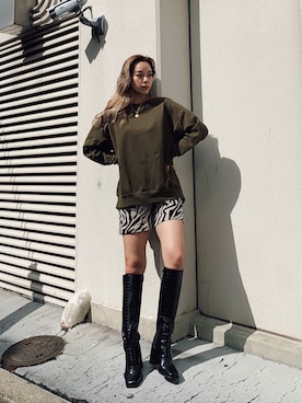 「肌見せ」｜「アイテム（スウェット）」を使った、Rionaさん（レディース・159cm）の秋コーディネート