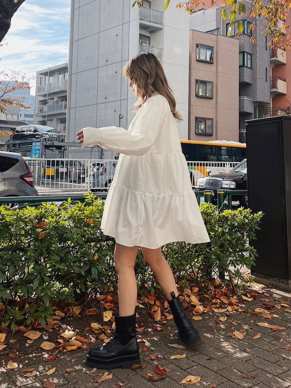 「大人女子、ゆるコーデ、休日コーデ、秋のコーデ、春コーデ、シャツワンピ、キレイめ、いいね、save、フォローお願いします🤑、ホワイトコーデ、ミニワンピ、厚底ブーツ、EVRIS」｜「EVRISのティアードミニシャツワンピース（シャツワンピース、ホワイト系）」を使った、Rionaさん（レディース・159cm）の秋コーディネートの1枚目の写真