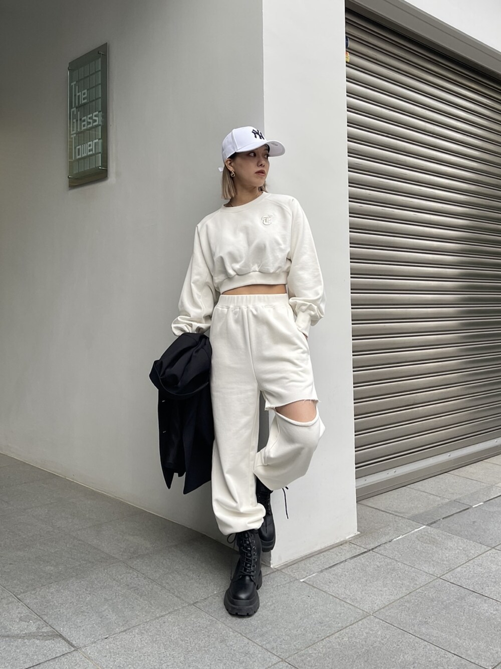 「スウェットパンツ、スウェットコーデ、セットアップ、NEW ERA、キャップ女子、オールホワイト、EVRIS 、春服、ほめられ本命コーデ、お出かけコーデ、楽チンコーデ、お仕事コーデ、ゆるコーデ、ootd、スウェット」｜「EVRISのショートスウェットトップス【セットアップ着用可能】（スウェット、ホワイト系）」を使った、Rionaさん（レディース・159cm）の冬コーディネートの1枚目の写真