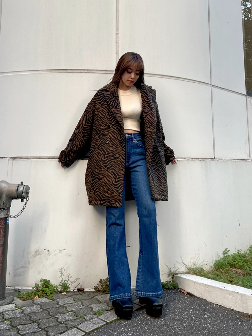 「オトナカジュアル、シンプル、秋服、秋冬コーデ、ゼブラ柄、コート、フレアデニム、フレアパンツ、脚長効果、EVRIS、デニムコーデ、デニムパンツ、タートルネックニット、ootd」｜「EVRISのタートルショートリブニットトップス（ニット/セーター、ホワイト系）」を使った、Rionaさん（レディース・159cm）の秋コーディネートの1枚目の写真