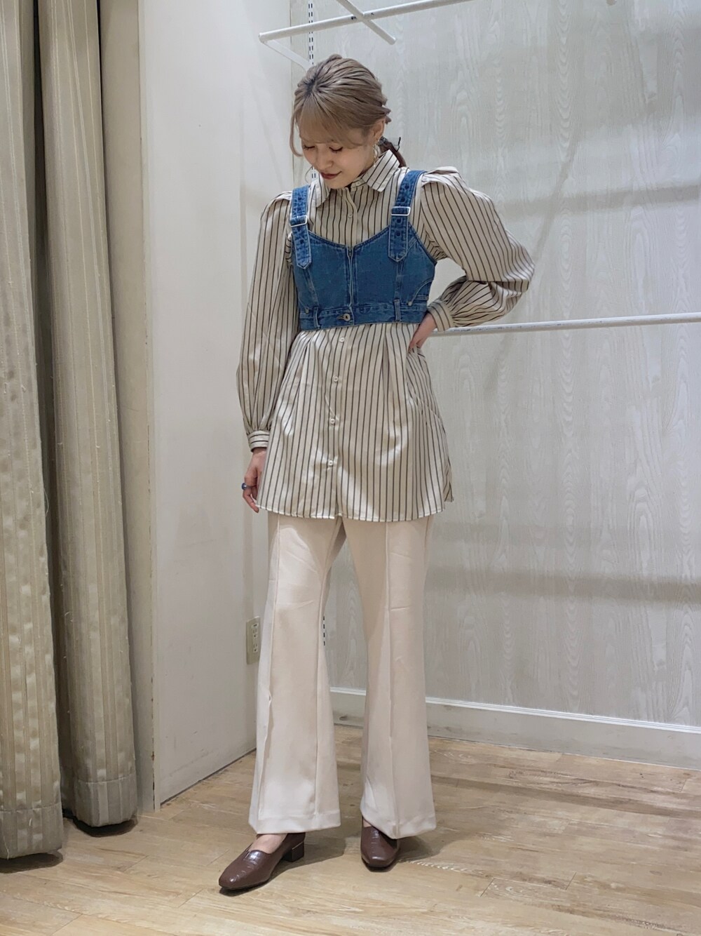 「大人カジュアル、ootd、おしゃれさんと繋がりたい、earth music&ecology、ビスチェ、ストライプ、骨格ナチュラル、高身長女子、秋コーデ、プチプラ、きれいめカジュアル」｜「earth music&ecologyのセンターシームパンツ（その他パンツ、ベージュ系）」を使った、chio¨̮⑅さん（レディース・167cm）の秋コーディネートの1枚目の写真