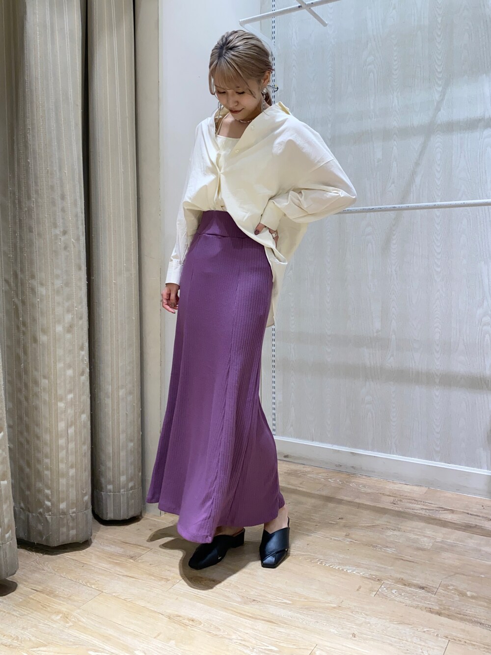 「シンプルスタイル、大人カジュアル、シンプルコーデ、おしゃれさんと繋がりたい、秋色、ootd、ロングスカート、カラーコーデ、earth music&ecology、骨格ナチュラル、キレイめコーデ」｜「earth music&ecologyのリブセミフレアスカート（スカート、パープル系）」を使った、chio¨̮⑅さん（レディース・167cm）の秋コーディネートの1枚目の写真