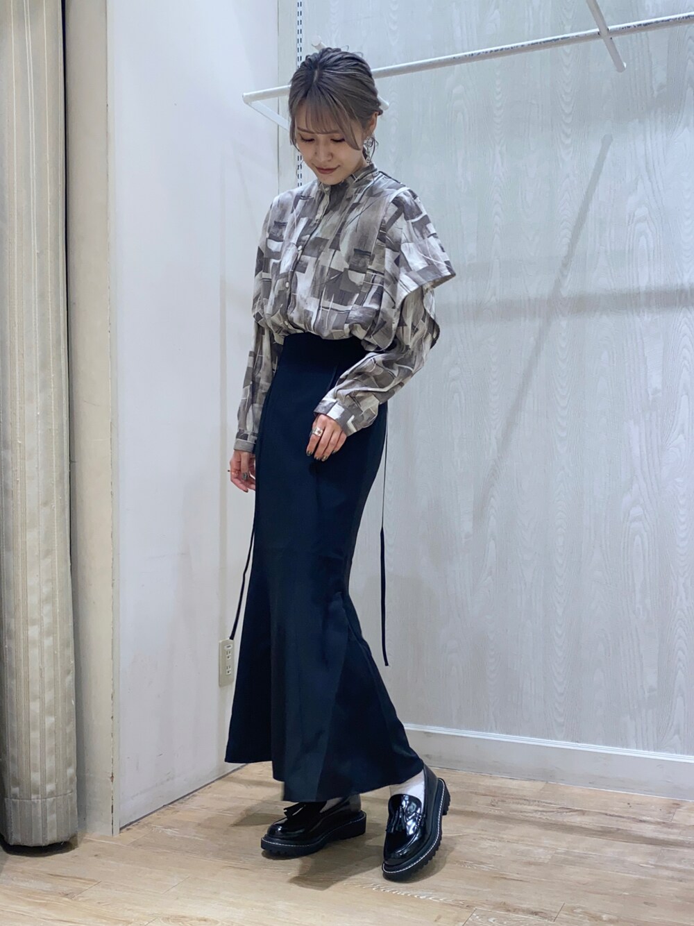 「カジュアル、大人カジュアル、今日のコーデ、おしゃれさんと繋がりたい、ootd、ロングスカート、earth music&ecology、マーメイドスカート、ブラック、モノトーン、骨格ナチュラル」｜「earth music&ecologyのマントシャツ（シャツ/ブラウス、グレー系）」を使った、chio¨̮⑅さん（レディース・167cm）の秋コーディネートの1枚目の写真