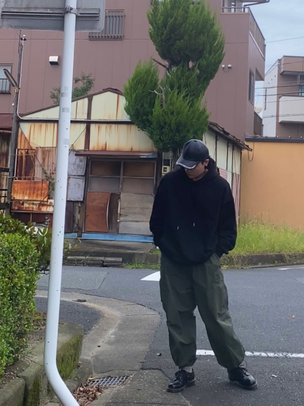 「カジュアルコーデ、秋服、ゆるコーデ、ワイドパンツ、シンプルコーデ、シンプル、ストリート、カーゴパンツ、パーカー、プチプラ、おしゃれさんと繋がりたい、カジュアル、革靴、Dr.Martens、お洒落さんとつながりたい」｜「bravoのアイテム（パーカー、ブラック系）」を使った、HiroRinさん（メンズ・176cm）の秋コーディネートの1枚目の写真