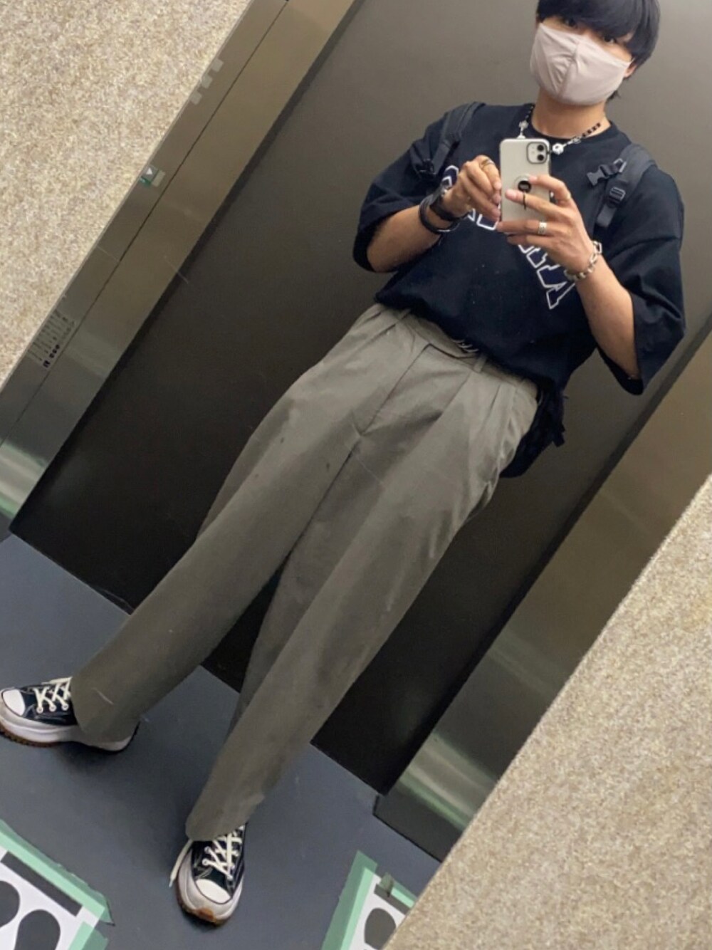 「オーバーサイズ、おしゃれさんと繋がりたい、シンプルスタイル、大人カジュアル、ベージュ、ワイドパンツ、シンプル、秋のコーデ、今日のコーデ、大学生、スニーカー、コンバース、Tシャツ、カジュアル、LIDnM」｜「NAUTICAのNAUTICA/ノーティカ “TOO HEAVY” Arch Logo S/S Tee/トゥーヘヴィー アーチロゴショートスリーブTシャツ（Tシャツ/カットソー、ブラック系）」を使った、HiroRinさん（メンズ・176cm）の秋コーディネートの1枚目の写真