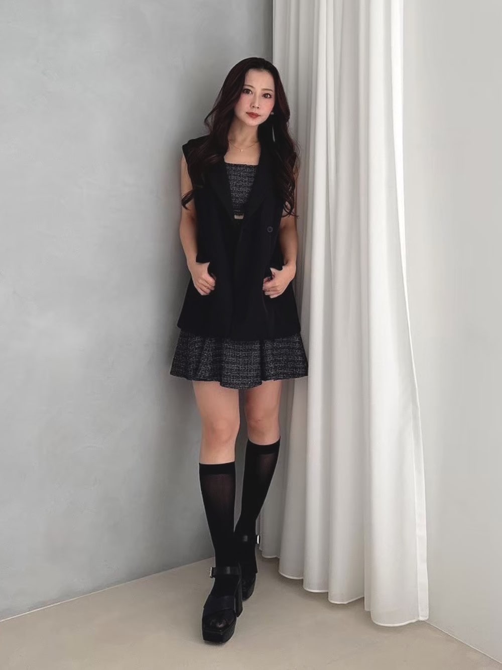 「MERCURYDUOのバックリボンジレ（ベスト、ブラック系）」を使った、mikaさん（レディース・155cm）の春コーディネートの1枚目の写真