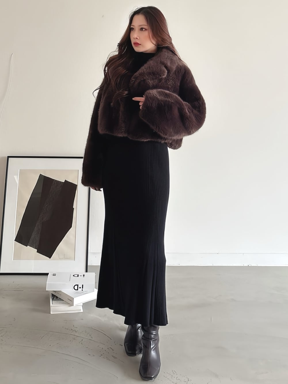 ブラウン系のその他アウター、ブラック系のワンピースを着用したレディースの秋コーディネートの1枚目の写真