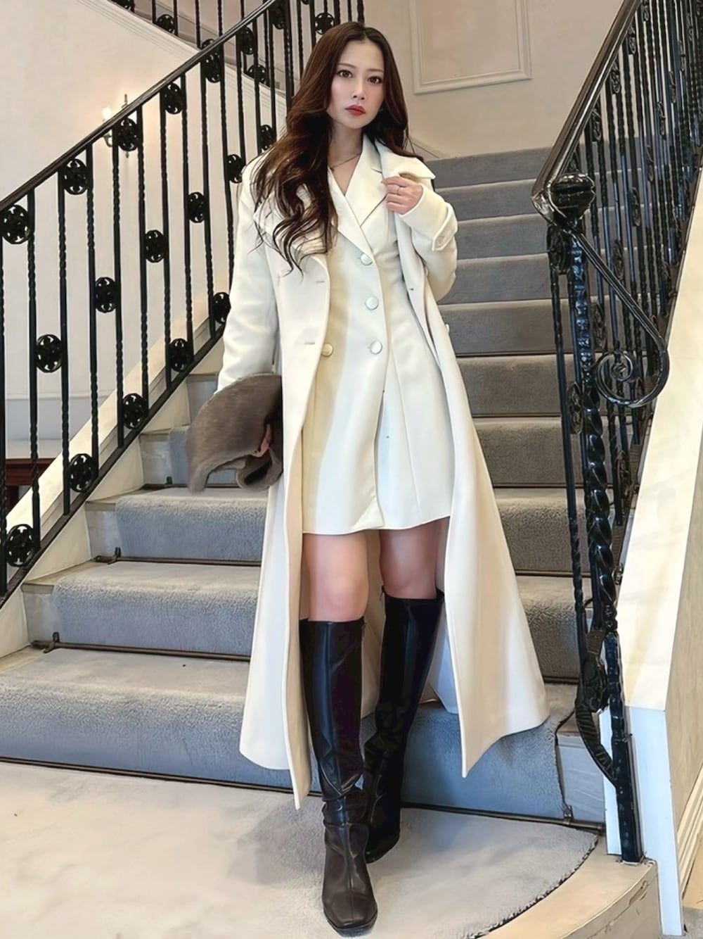 ホワイト系のその他アウター、ホワイト系のワンピースを着用したレディースの秋コーディネートの1枚目の写真