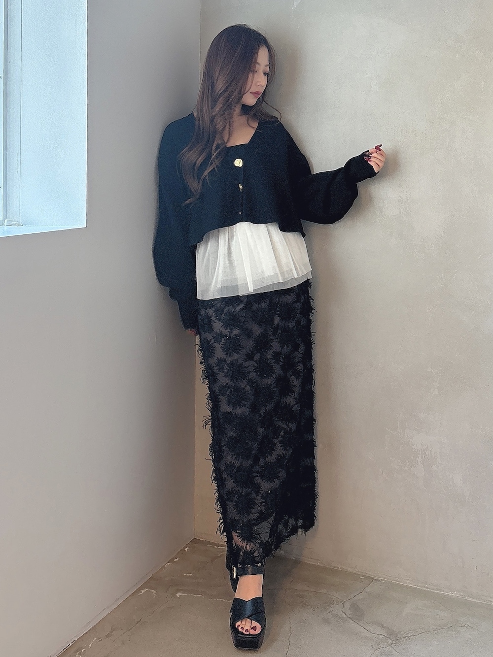 「OUNNOUNの【OUNNOUN】モチーフレースチュールタイトスカート（スカート、ブラック系）」を使った、mikaさん（レディース・155cm）の冬コーディネートの1枚目の写真