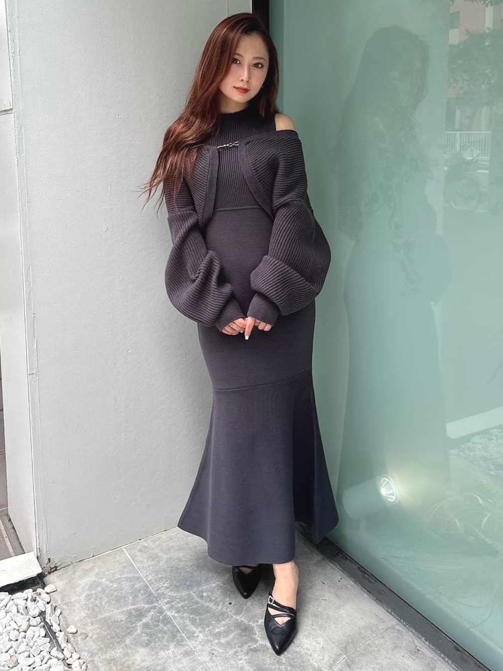 「MERCURYDUOのチェーンボレロセットニットマーメイドワンピース（ワンピース、グレー系）」を使った、mikaさん（レディース・155cm）の秋コーディネートの1枚目の写真
