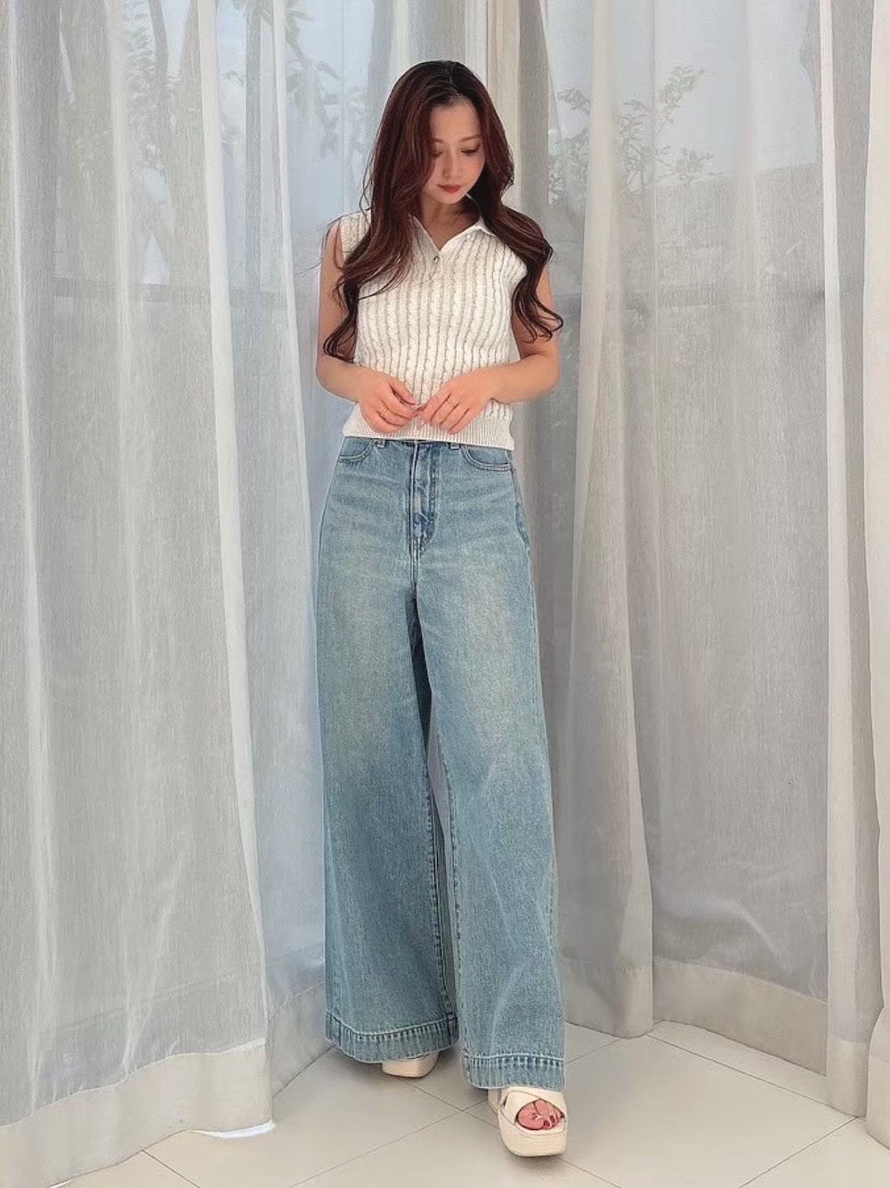 「MERCURYDUOのフレアフルレングスデニム（デニムパンツ、ブルー系）」を使った、mikaさん（レディース・155cm）の春コーディネートの1枚目の写真