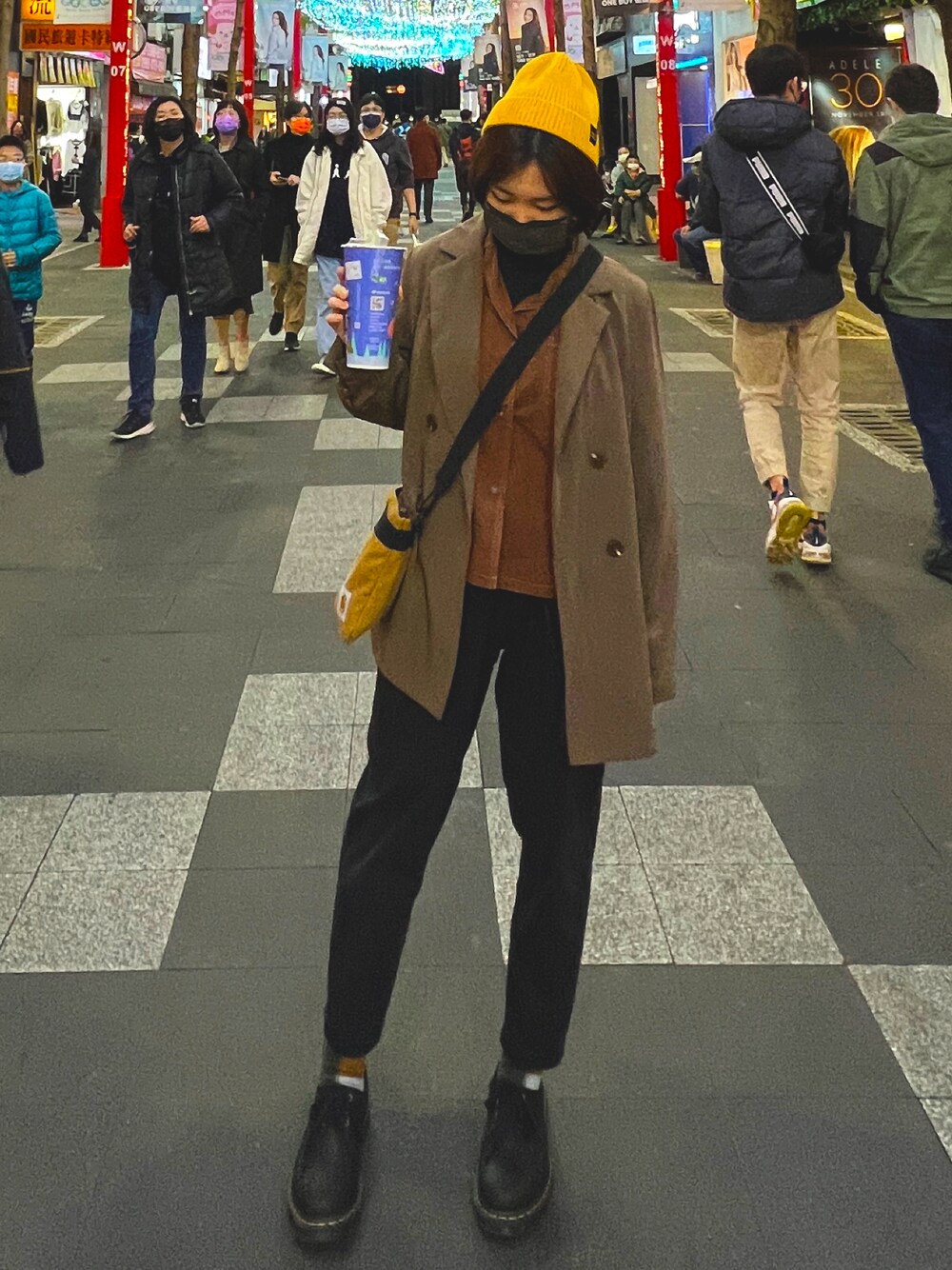 「ootd、馬丁鞋、大地色系」｜「Dr. Martensのアイテム（シューズ、ブラック系）」を使った、M.chuさん（レディース・153cm）の冬コーディネートの1枚目の写真