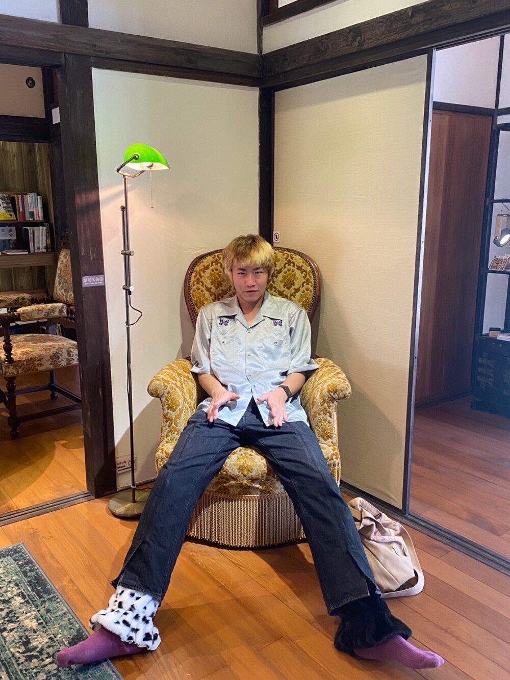 ブラック系のデニムパンツ、シルバー系のシャツ/ブラウス、その他のレッグウェアを着用したメンズの春コーディネートの1枚目の写真