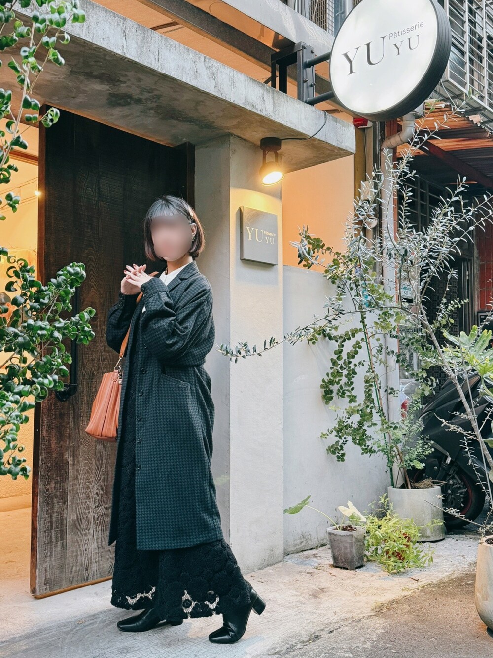 「低身長コーデ、秋冬コーデ、大人カジュアル」｜「Rootyのアイテム（ショルダーバッグ、オレンジ系）」を使った、𝓐𝓸𝓲さん（レディース・152cm）の秋コーディネートの1枚目の写真