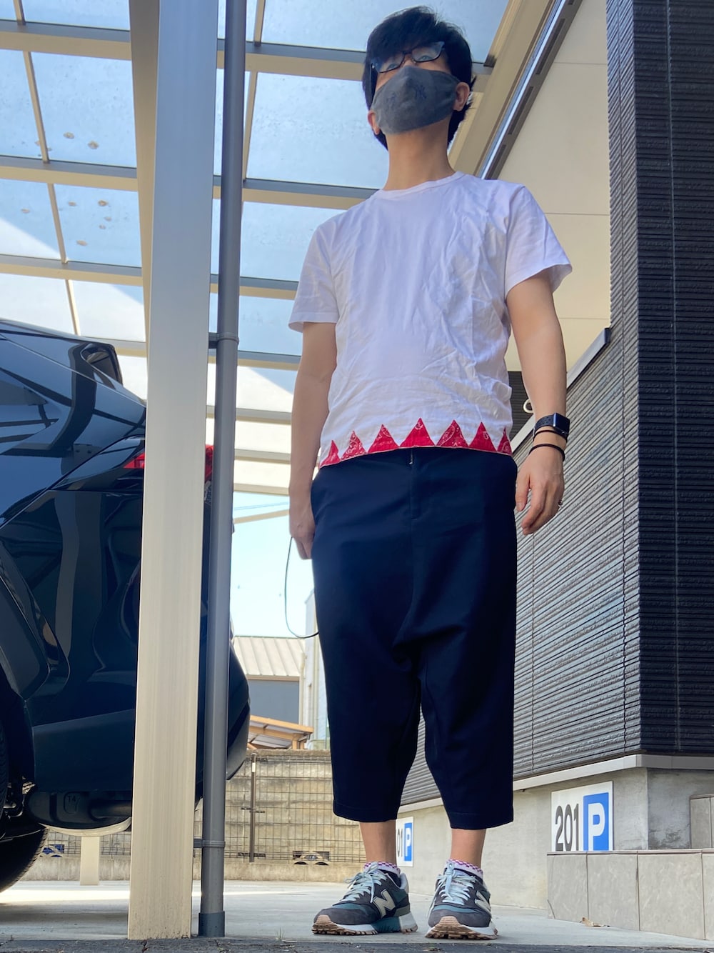 「visvim、CDG、サルエルパンツ」｜「VISVIMのアイテム（Tシャツ/カットソー、ホワイト系）」を使った、ただしーにさん（メンズ・178cm）の春コーディネートの1枚目の写真