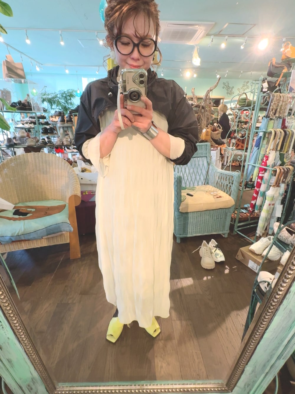「今日のコーデ、春服コーデ、春先取り、大人ファッション、ワンピーススタイル、40代女性」｜「Babの《新色追加》シワプリーツハイネックロングワンピース（ワンピース、ホワイト系）」を使った、ssyyoooさん（レディース・159cm）の春コーディネートの1枚目の写真