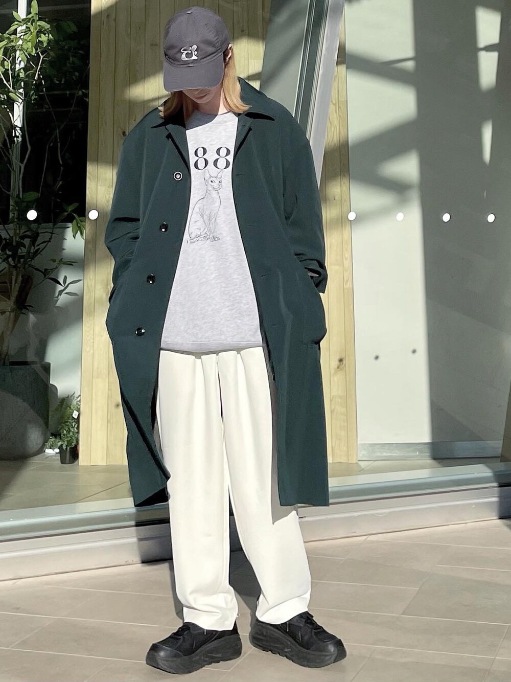 「Junred、シンプルコーデ、冬コーデ、ロングコート、ステンカラーコート、スウェット、ロゴスウェット、ワイドパンツ、カラーパンツ、厚底シューズ、グリーン、休日スタイル、あったかコーデ、私の推しブランド、おしゃれさんと繋がりたい」｜「JUNREDのスムースストレッチライナー付きオーバーコート（ステンカラーコート、グリーン系）」を使った、カズヤさん（メンズ・170cm）の冬コーディネートの1枚目の写真