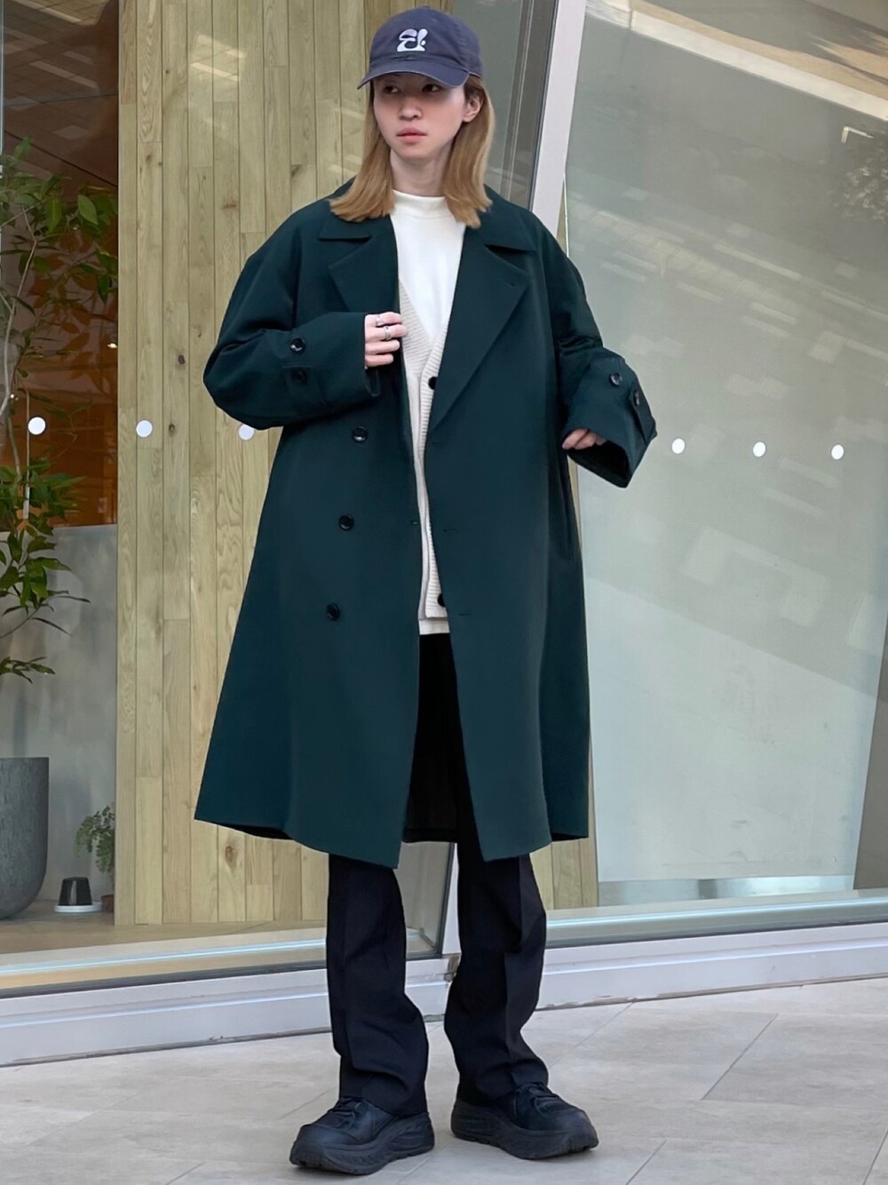 「カーディガン、グリーン、トレンチコート、スラックス、ロングコート、フレアパンツ、シンプルコーデ、Junred、韓国ファッション、おしゃれさんと繋がりたい」｜「JUNREDのスムースストレッチトレンチオーバーコート（トレンチコート、グリーン系）」を使った、カズヤさん（メンズ・170cm）の冬コーディネートの1枚目の写真