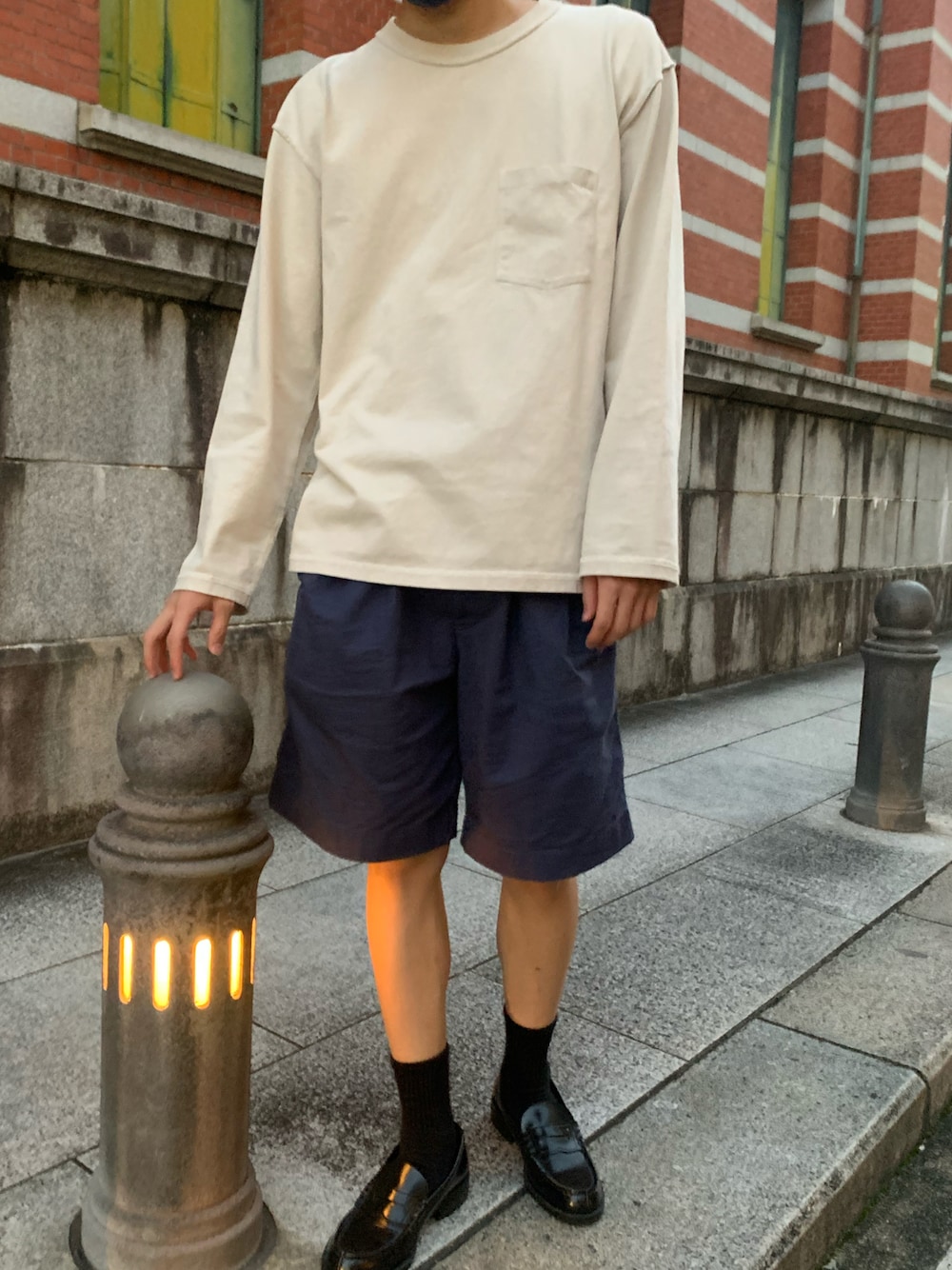 「mfpen、＃UNIQLO、ローファー×靴下、秋のコーデ、ハーフパンツ、インサイドアウト、カジュアルコーデ、今日のコーデ、ootd、シンプルコーデ」｜「mfpenのアイテム（Tシャツ/カットソー、ベージュ系）」を使った、たくみさん（メンズ・178cm）の秋コーディネートの1枚目の写真