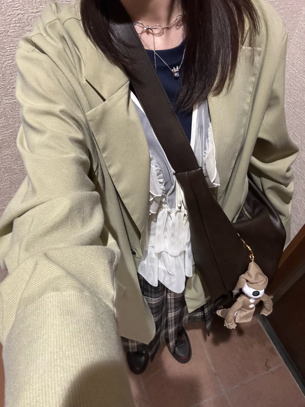 「チェック、ショルダーバッグ、大人カジュアル、大人ファッション、春服コーデ、おでかけコーデ、春カラー、今日のコーデ、きれいめカジュアル、プリーツスカート、GU、Dr.Martens、ディズニー、コンサート、ジャケット」｜「JEANASISの【SET UP対応】リネンテーラードシャツジャケット/113173（テーラードジャケット、ベージュ系）」を使った、ホノさん（レディース・160cm）の春コーディネートの1枚目の写真