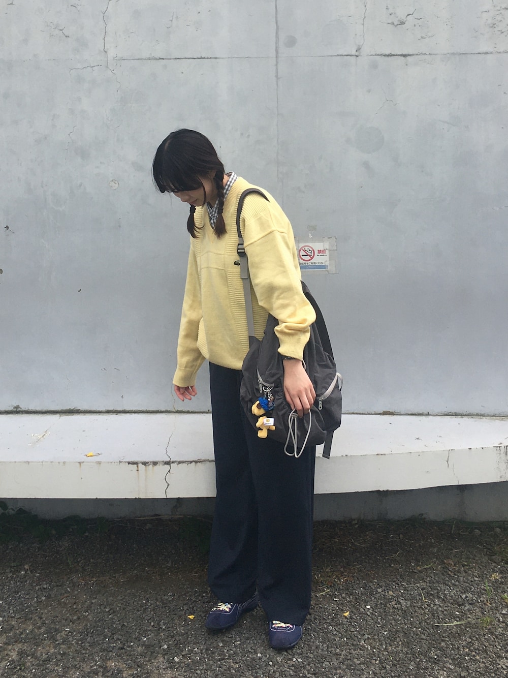 「最近のいい感じコーデ、レイヤードスタイル、カジュアルスタイル、オトナ女子、ラフコーデ、春服コーデ、楽チンコーデ、スニーカー、Onitsuka Tiger、ニット、カーディガン、ピクニック」｜「MONO-MART LADY'Sのビッグアソートナンバリング刺繍ボタンダウン半袖シャツ（シャツ/ブラウス、グレー系）」を使った、ホノさん（レディース・160cm）の春コーディネートの1枚目の写真