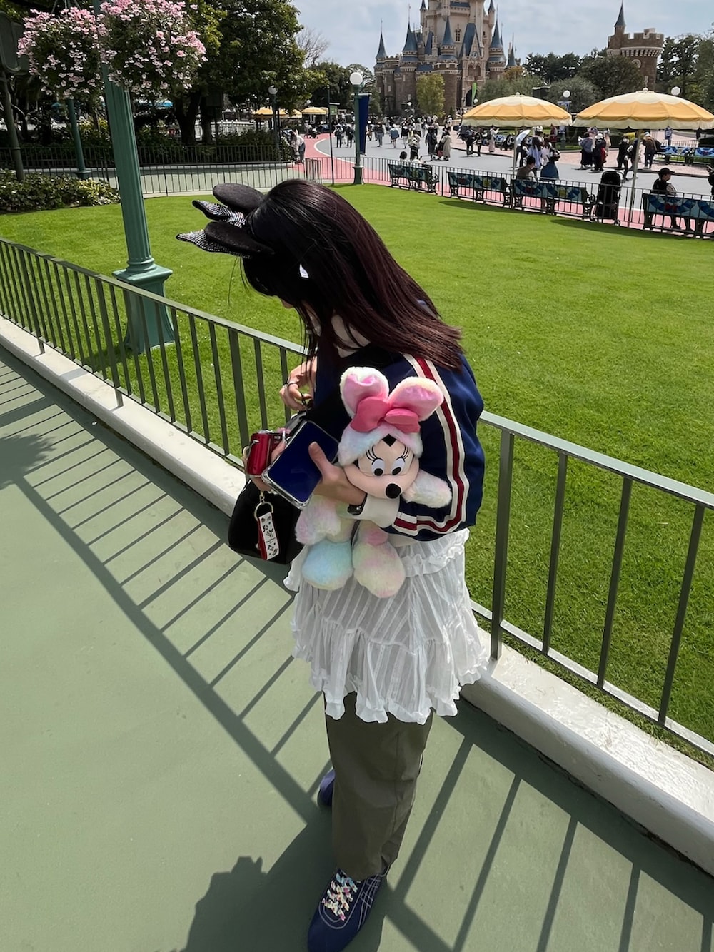 「春めき満開コーデ、リボン、ディズニーコーデ、ディズニー、トラックジャケット、ジャージ、フリルワンピース、最近のいい感じコーデ、レイヤードスタイル」｜「Disney SERIES CREATED by MOUSSYのMD TRACK ジャケット / MICKEY（その他アウター、ブルー系）」を使った、ホノさん（レディース・160cm）の春コーディネートの1枚目の写真
