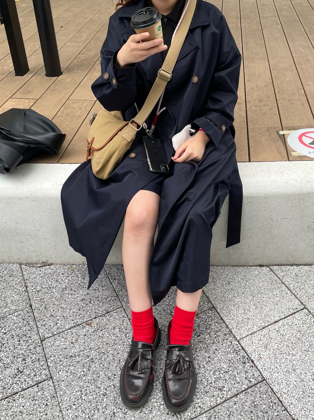 「秋ルック紹介するよ、秋服コーデ、大人カジュアル、シンプル、パンツスタイル、おしゃれさんと繋がりたい、ootd、トレンチコート、ハーフパンツ、ネイビー、カジュアルコーデ」｜「forksy.の【forksy.】キャンバスポストマンショルダーバッグ（ショルダーバッグ、ベージュ系）」を使った、ホノさん（レディース・159cm）の秋コーディネートの1枚目の写真