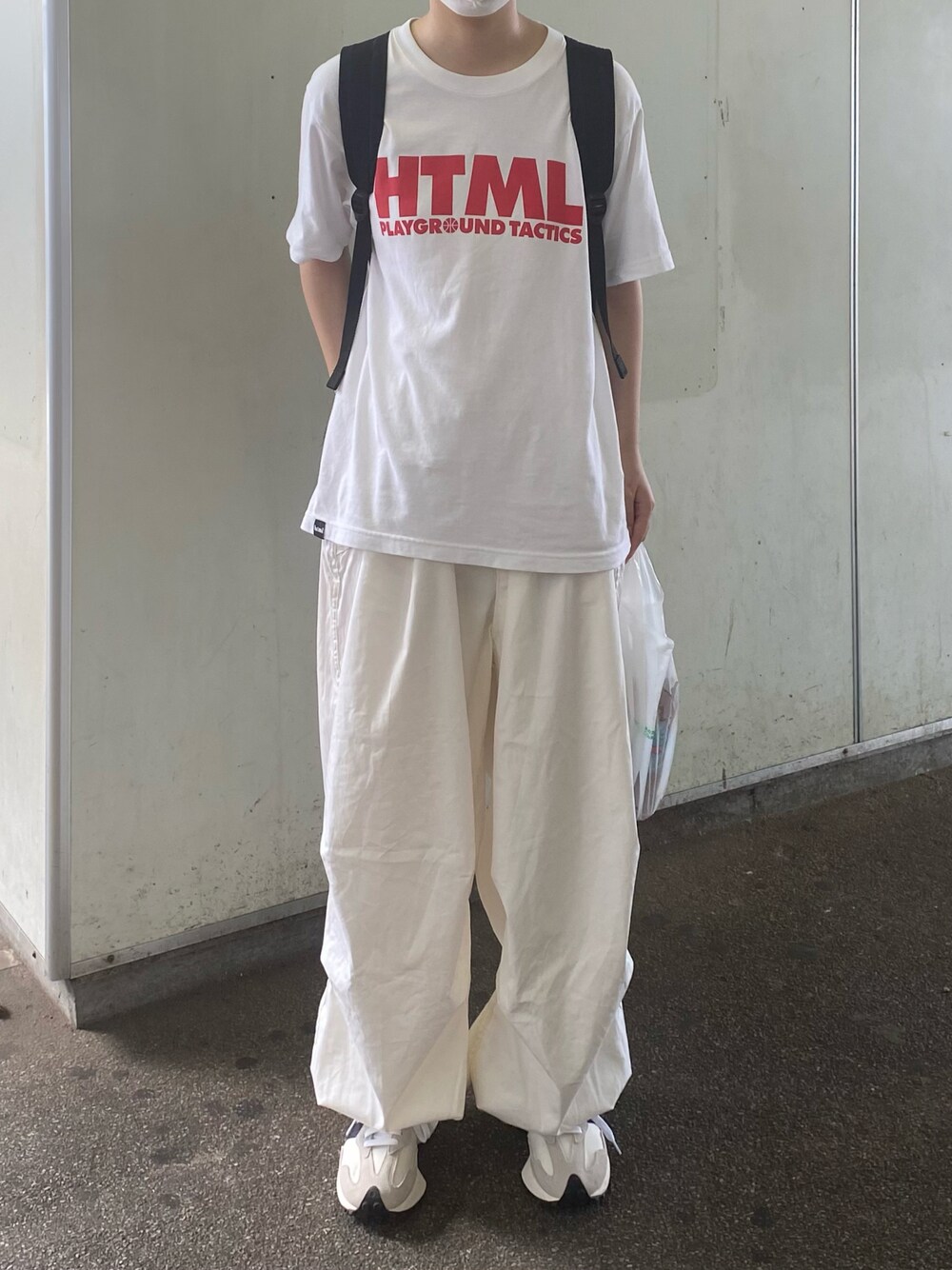 「みんなの白Tフェス、シンプル、ゆるコーデ、ootd、おしゃれさんと繋がりたい、休日コーデ、Tシャツ、カジュアル、ミリタリー、夏コーデ」｜「NEW BALANCEのMS327（スニーカー、ホワイト系）」を使った、2FIRRKさん（レディース・166cm）の夏コーディネートの1枚目の写真