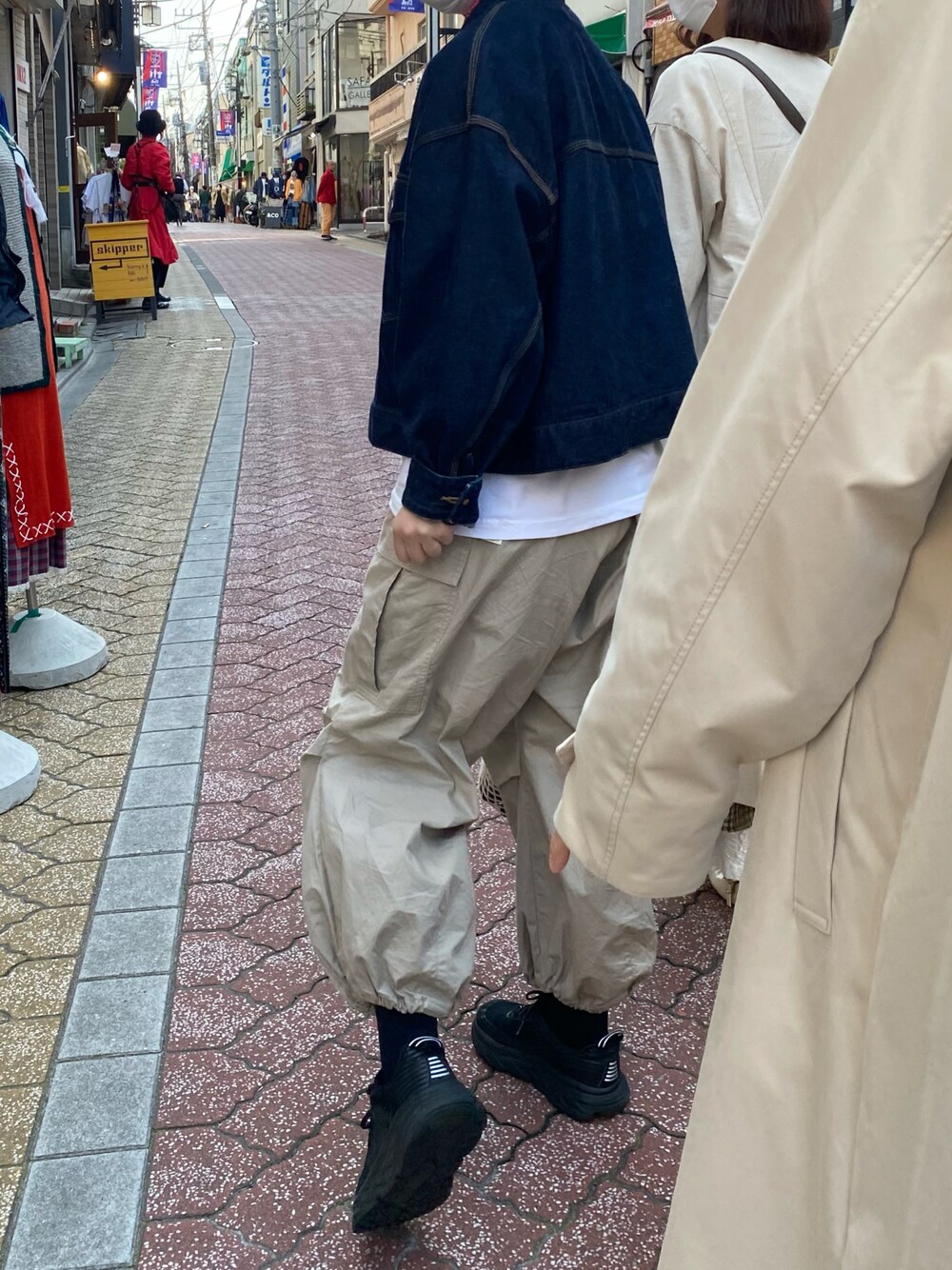 「春コーデ、カジュアル、デニム、デニムジャケット、カーゴパンツ、ベージュ、ワイドパンツ、古着、スニーカー、春色、いいね、save、フォローお願いします🤑」｜「Jiedaのアイテム（デニムジャケット、ブルー系）」を使った、2FIRRKさん（レディース・166cm）の春コーディネートの1枚目の写真