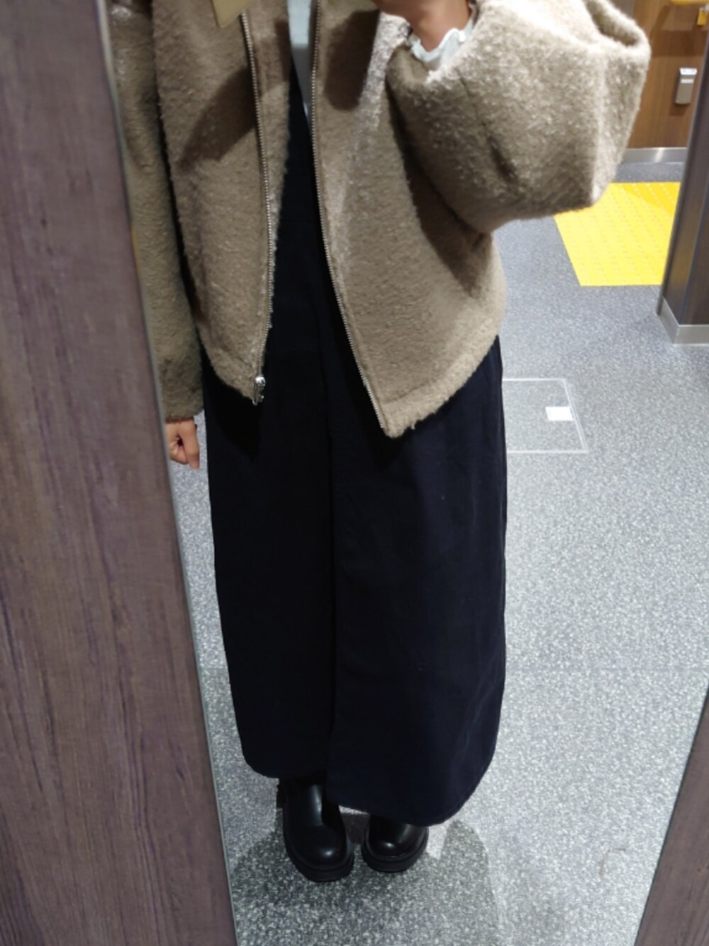 「お出かけコーデ、雨の日コーデ、春コーデ」｜「HoneysのＶネックジャンスカ（ジャンパースカート、ブラック系）」を使った、yu,さん（レディース・151cm）の春コーディネートの1枚目の写真