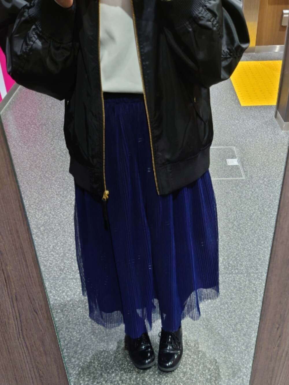 「ガーリーコーデ、ootd、ロングスカート」｜「GLOBAL WORKの軽やか撥水MA-1/961222（MA-1、ブラック系）」を使った、yu,さん（レディース・151cm）の春コーディネートの1枚目の写真