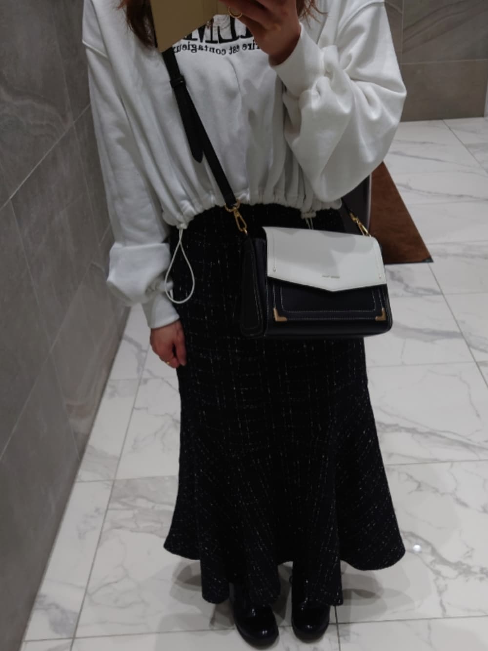 「大人かわいい、ootd、スカートスタイル、マーメイドスカート、パーカー」｜「INGNIの裾ドロストふくれ刺しゅうロゴショートパーカー（パーカー、ホワイト系）」を使った、yu,さん（レディース・151cm）の春コーディネートの1枚目の写真
