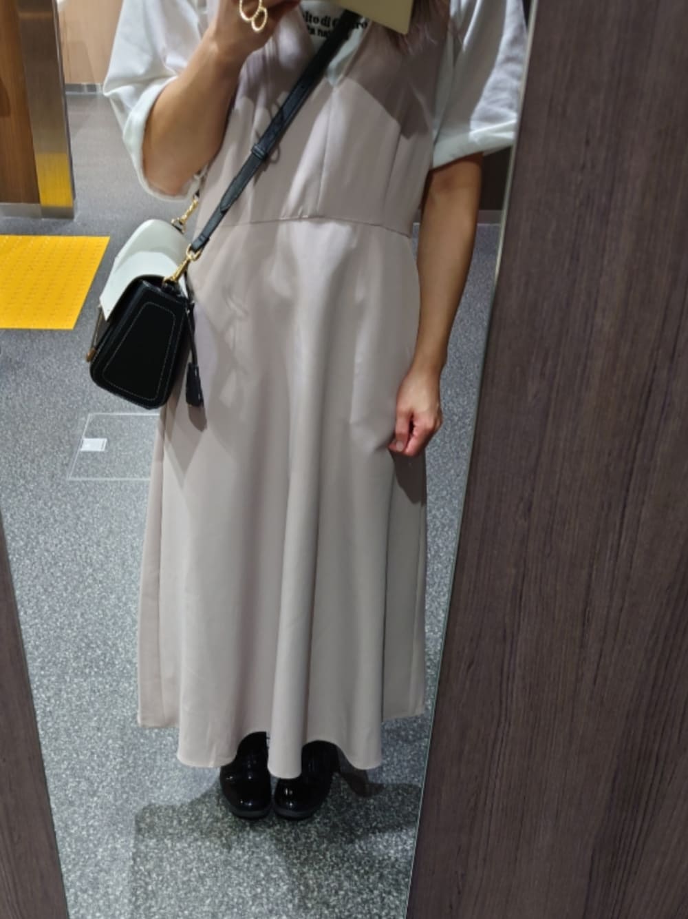 「秋、休日スタイル、キャミワンピース」｜「Samantha Thavasaの★ミラー付き ショルダーバッグ（ショルダーバッグ、ホワイト系）」を使った、yu,さん（レディース・151cm）の秋コーディネートの1枚目の写真