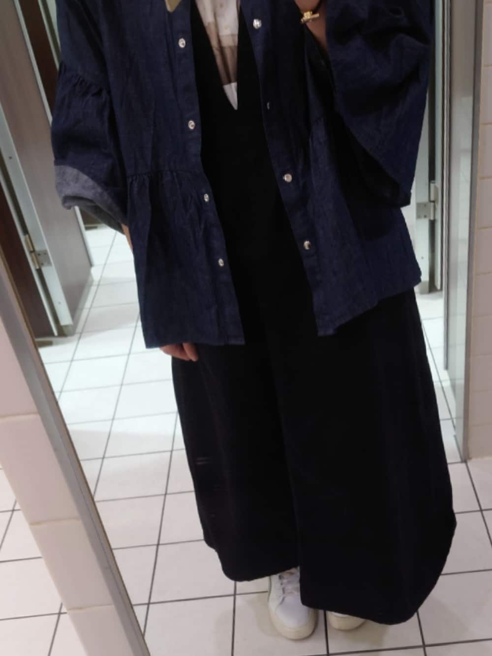 「雨の日コーデ、オトナ女子、デニム、ワンピーススタイル」｜「LOWRYS FARMのバンドカラーシャツ８Ｓ 991518（シャツ/ブラウス、ブルー系）」を使った、yu,さん（レディース・151cm）の夏コーディネートの1枚目の写真