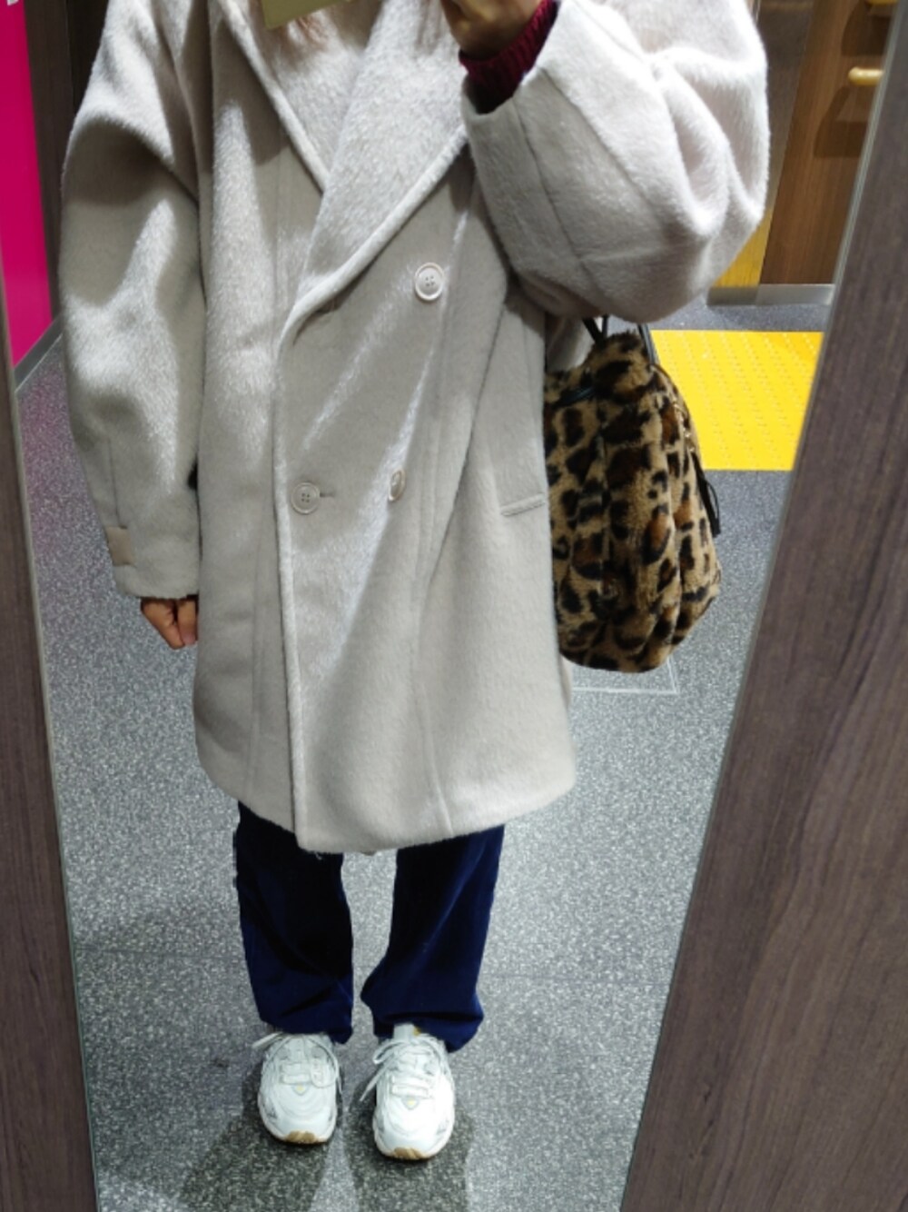 「大人カジュアル、パンツスタイル、ootd、スニーカー女子」｜「Chicoの【2サイズ展開】シャギーダブルミドル丈コート（チェスターコート、ベージュ系）」を使った、yu,さん（レディース・151cm）の春コーディネートの1枚目の写真