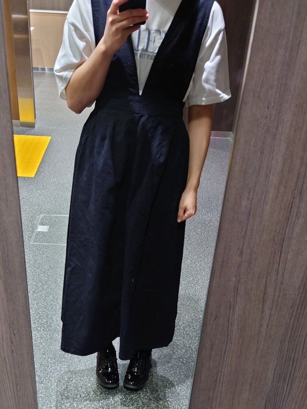 「大人かわいい、お出かけコーデ、休日スタイル、ジャンスカ」｜「INGNIのロゴ刺繍入り半袖Tシャツ（Tシャツ/カットソー、ホワイト系）」を使った、yu,さん（レディース・151cm）の秋コーディネートの1枚目の写真