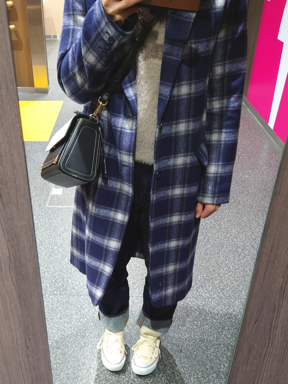 「大人コーデ、休日スタイル、カジュアルスタイル、コンバース」｜「Honeysのアイテム（チェスターコート、ブルー系）」を使った、yu,さん（レディース・151cm）の冬コーディネートの1枚目の写真