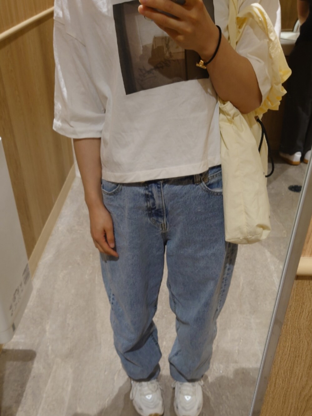 「夏、デニム、スニーカー、Tシャツ×デニム」｜「PAGEBOYのローライズジーンズ（デニムパンツ、ブルー系）」を使った、yu,さん（レディース・151cm）の夏コーディネートの1枚目の写真