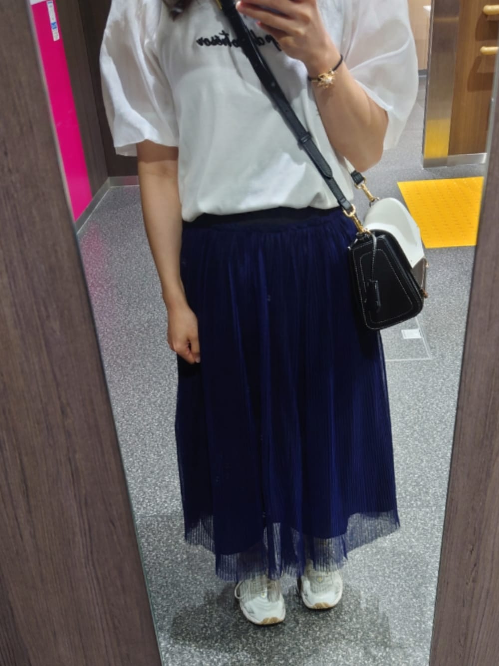 「きれいめカジュアル、夏コーデ」｜「INGNIのバルーン袖ロゴTシャツ（Tシャツ/カットソー、ホワイト系）」を使った、yu,さん（レディース・151cm）の夏コーディネートの1枚目の写真