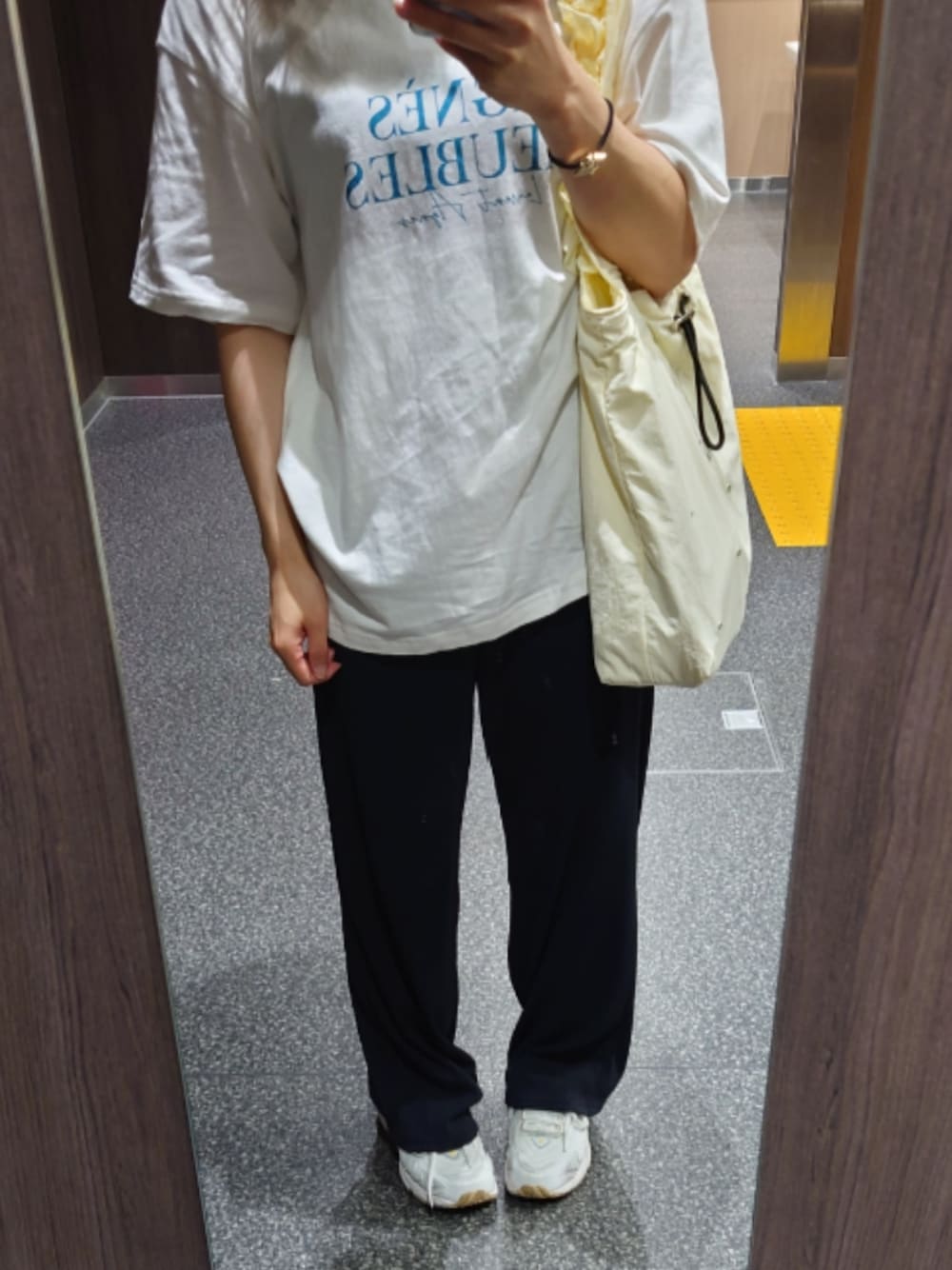 「スニーカー、ロゴT」｜「LOWRYS FARMのスタッズフリルトート（バッグ、ホワイト系）」を使った、yu,さん（レディース・151cm）の夏コーディネートの1枚目の写真